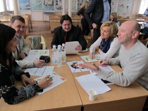 Interactive business simulation game for joint teams of project participants and students