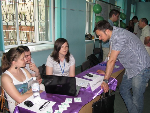 KhNUE students present the project “Steps to success” 